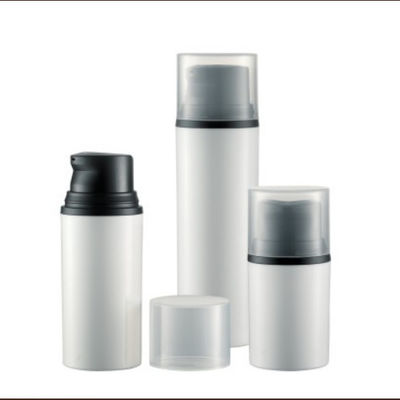 A garrafa preta vazia 15ml 30ml 50ml PP da bomba da loção dos cuidados com a pele agarra sobre