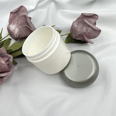 O curso cosmético plástico redondo dos frascos ajustou o carimbo quente dos recipientes 50g com teste padrão diferente