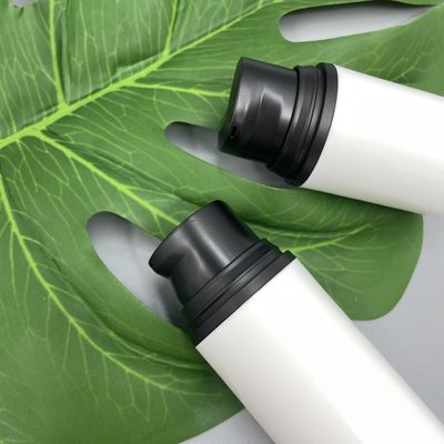 A garrafa preta vazia 15ml 30ml 50ml PP da bomba da loção dos cuidados com a pele agarra sobre