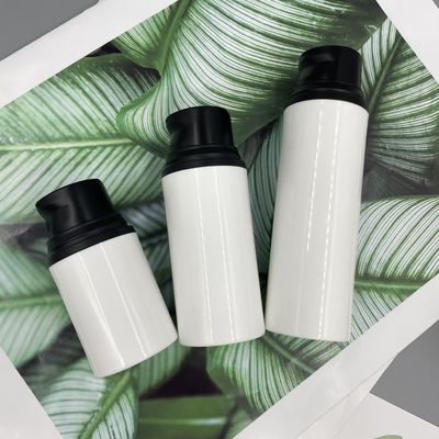 A garrafa preta vazia 15ml 30ml 50ml PP da bomba da loção dos cuidados com a pele agarra sobre