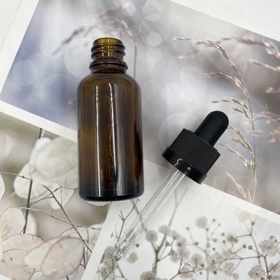 O cosmético 30ml de vidro ambarino engarrafa o óleo essencial com o conta-gotas do fechamento da catraca