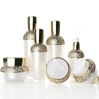 A seleção 100ml de seda acrílica da garrafa cosmética oval da bomba personalizou